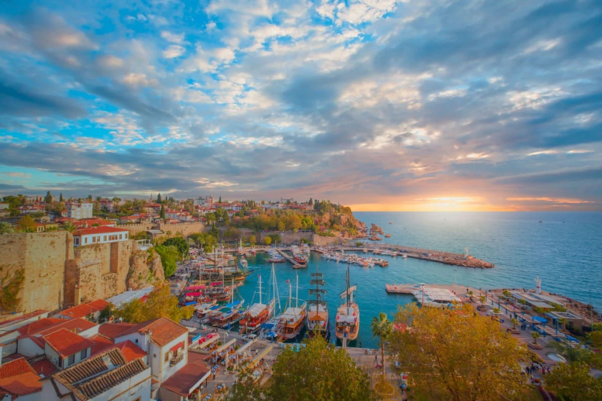 vedere panoramica a orasului vechi Kaleici, din Antalya