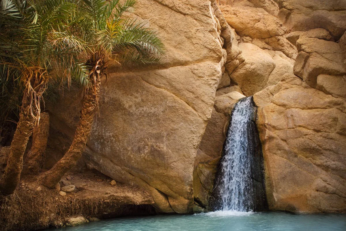 Cascadă în muntele Chebika, în Tozeur, Tunisia