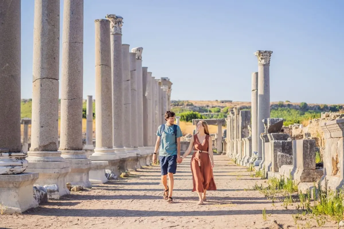 cuplu romantic se plimbă printre ruinele orașului antic Perge lângă Antalya, Turcia