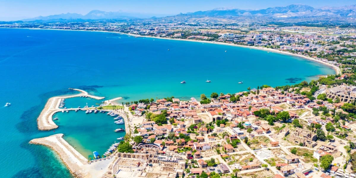 Comparand Antalya cu alte destinatii populare din Turcia: ce o face unica?