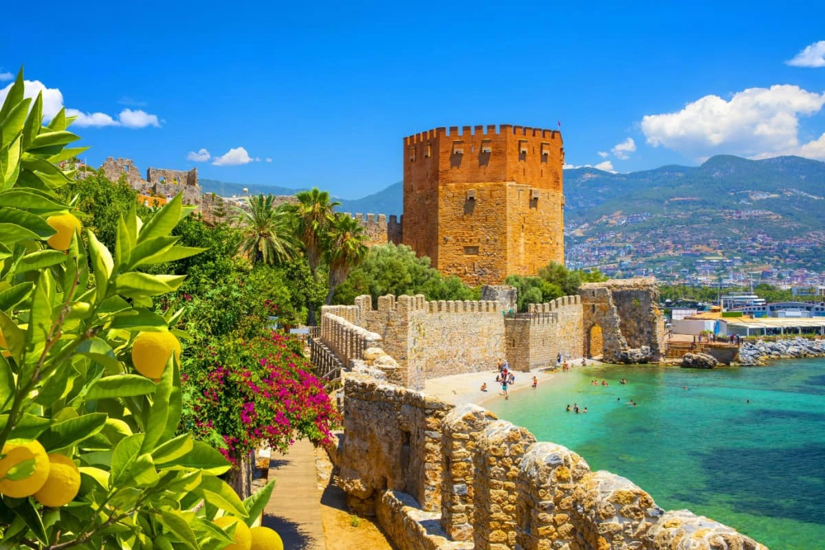 Turnul Rosu (Kizil Kule) din portul Antalyei, cu un lamai in stanga imaginii