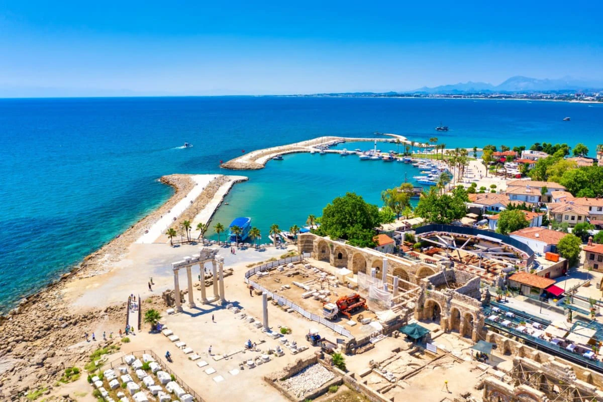 Vedere aeriana de sus, din drona, a orasului antic Side, cu Templul lui Apollon in prim-plan, in provincia Antalya, Turcia
