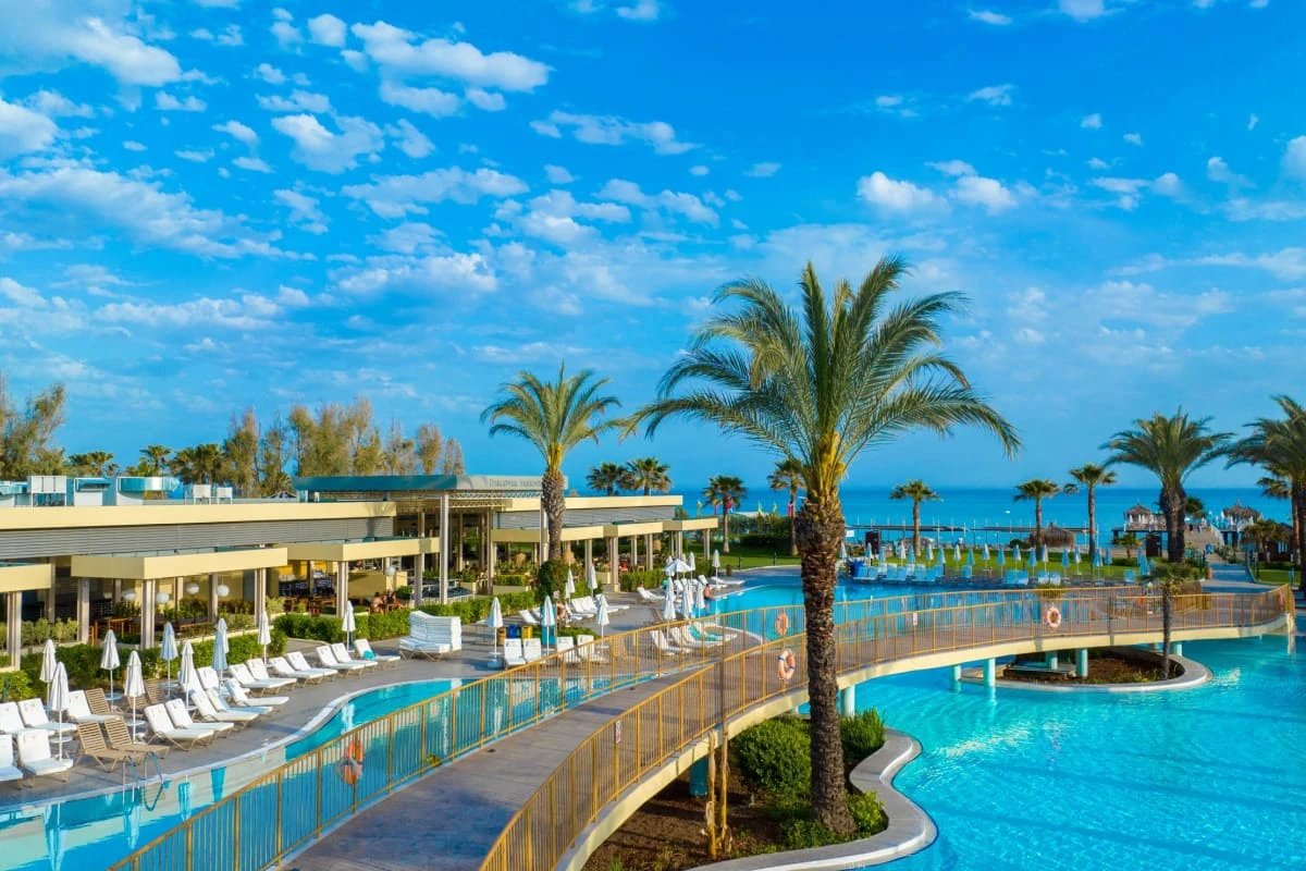 resort de lux cu piscine si palmieri pe plaja Lara, Antalya
